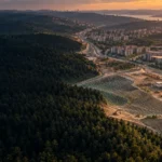 Çekmeköy orman-kent sınırı, eğimli arazi ve yol şantiyesinde çalışan haritalama dronu