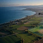 Samsun kıyı ve ova bağlamında açık çalışma alanını ölçen RTK haritalama dronu temsili